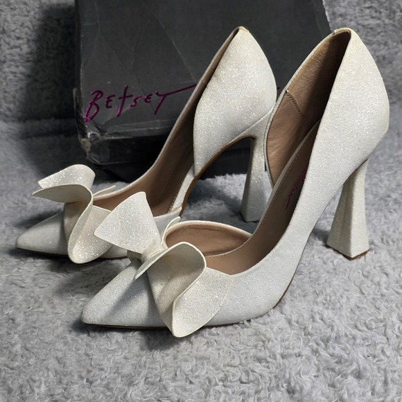 Betsey Johnson White Iridescent Sculpted Bow Heels Pumps Wedding Bridal 9M NEW - Picture 2 of 11